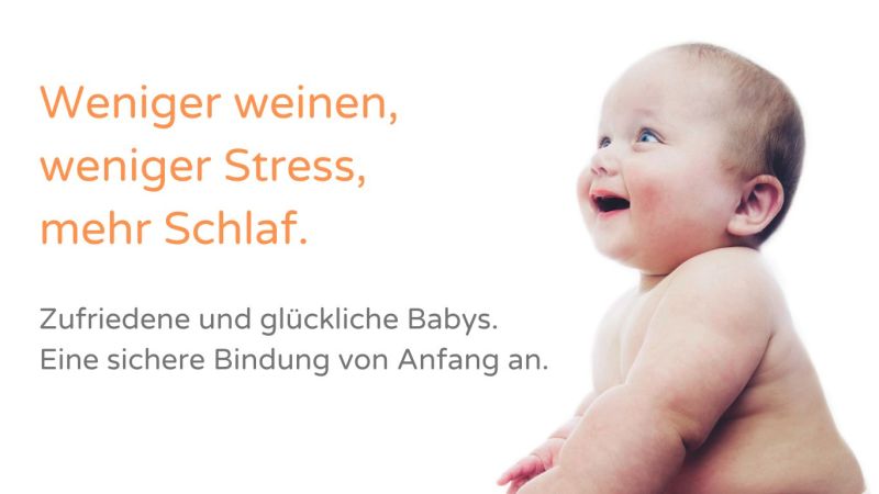 Baby schaut fröhlich nach oben - weniger weinen, weniger Stress, mehr Schlaf!